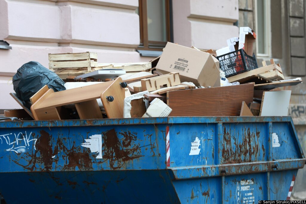 Zagreb: Velika količina smeća u kontejneru u Varšavskoj