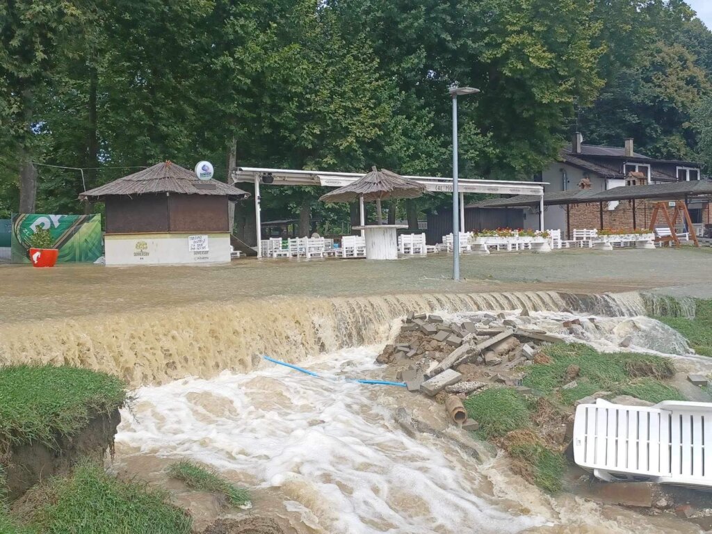 Dravska voda prodire i u Torčec, u mjestu oglašene sirene. Na Šoderici ugrožene vikendice