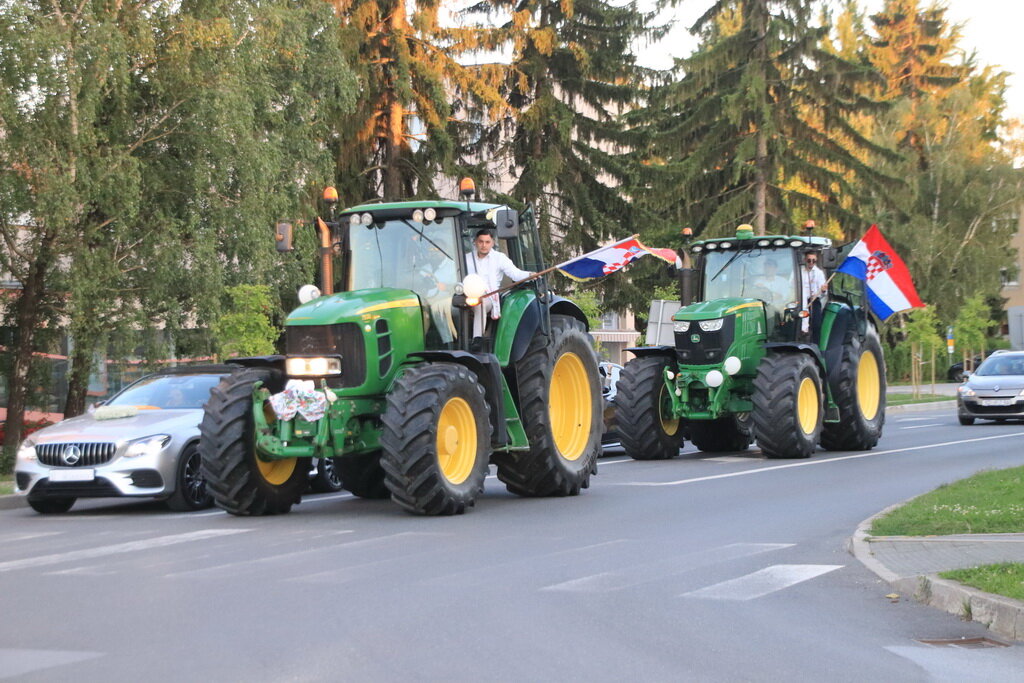 [FOTO] Traktori predvodili svadbenu povorku