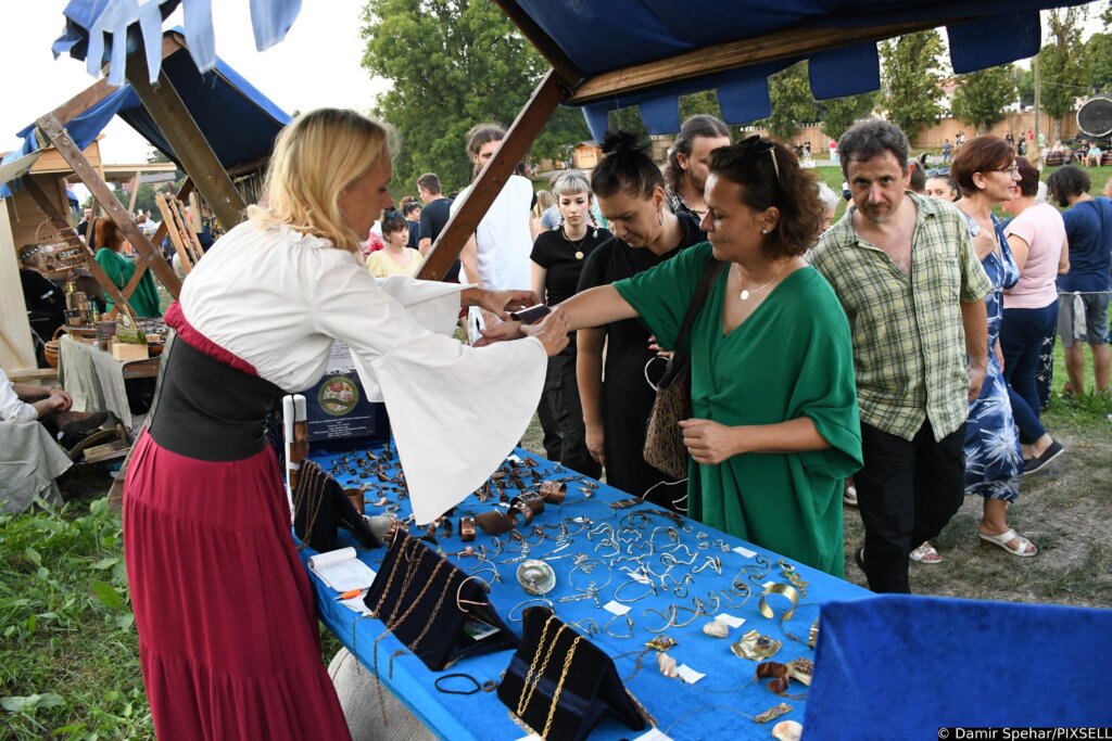 [VIDEO] Bogata ponuda unikatnog nakita u sklopu Renesansnog festivala