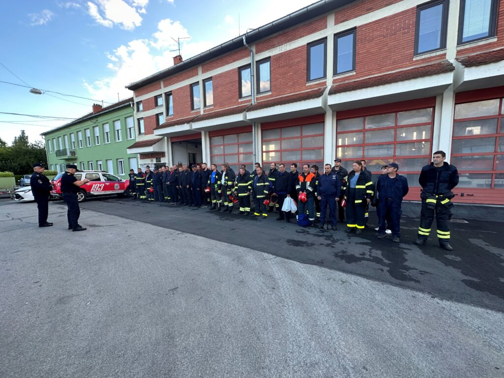 [FOTO/VIDEO] Drava ozbiljno prijeti selima u Podravini, prometnice zatvorene, u pomoć krenuli prigorski vatrogasci