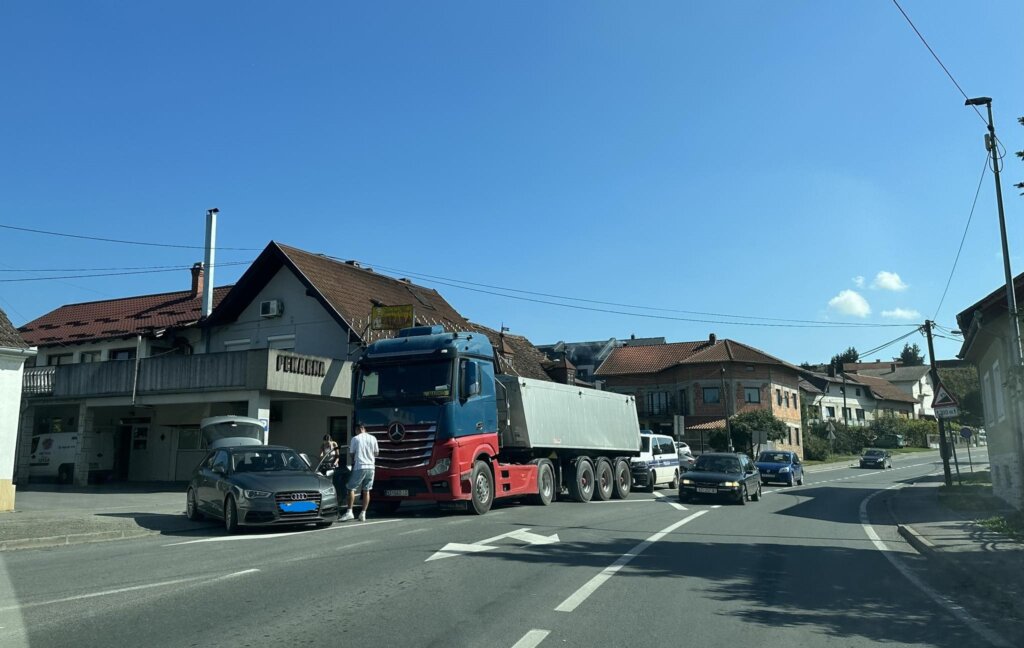 Sudar kamiona i automobila u Križevcima, prometuje se jednom prometnom trakom