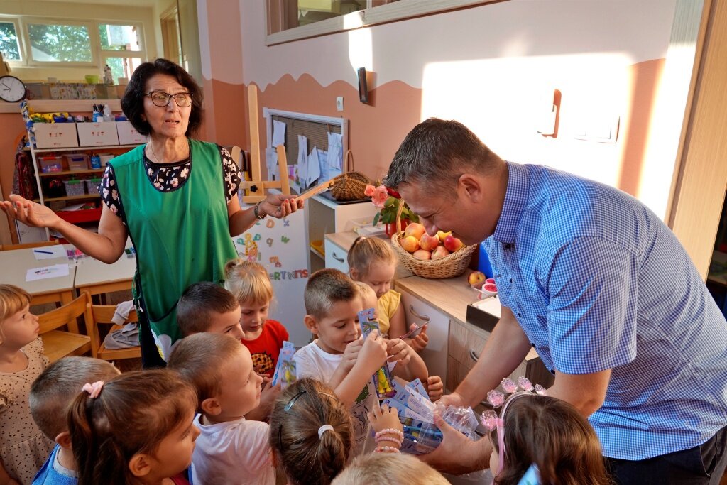 Đurđevački gradonačelnik razveselio vrtićance šarenim četkicama