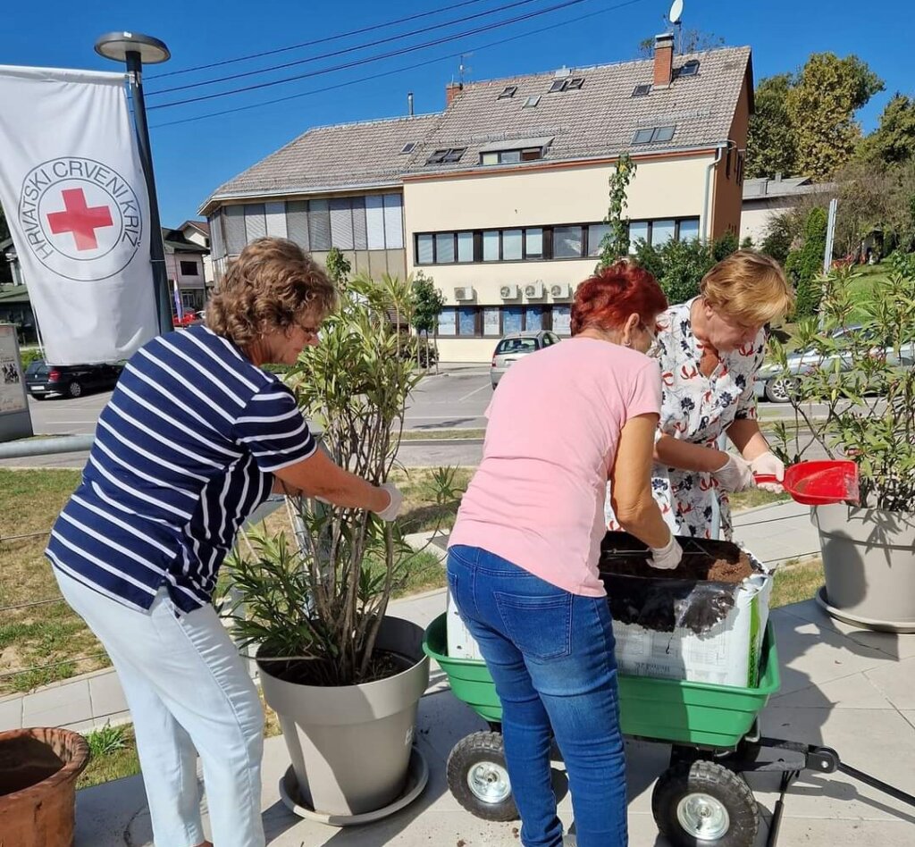 Umirovljenici iz Preseke uređivali novu zgradu Crvenog križa u Vrbovcu