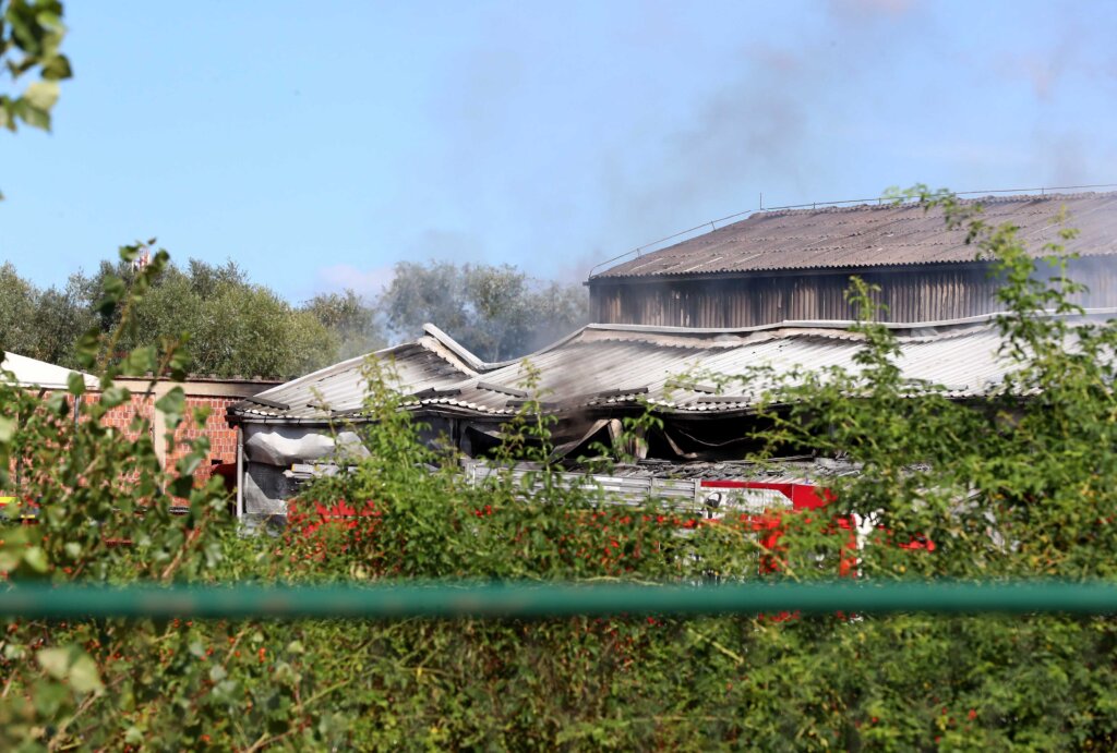 Zagreb: Vatrogasci se bore s požarom poslovnog objekta na Žitnjaku