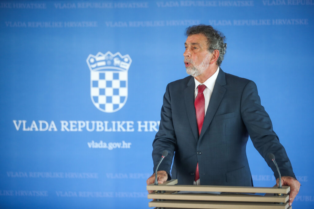 Zagreb: Prije sjednice Vlade RH javnosti se obratio ministar Radovan Fuchs