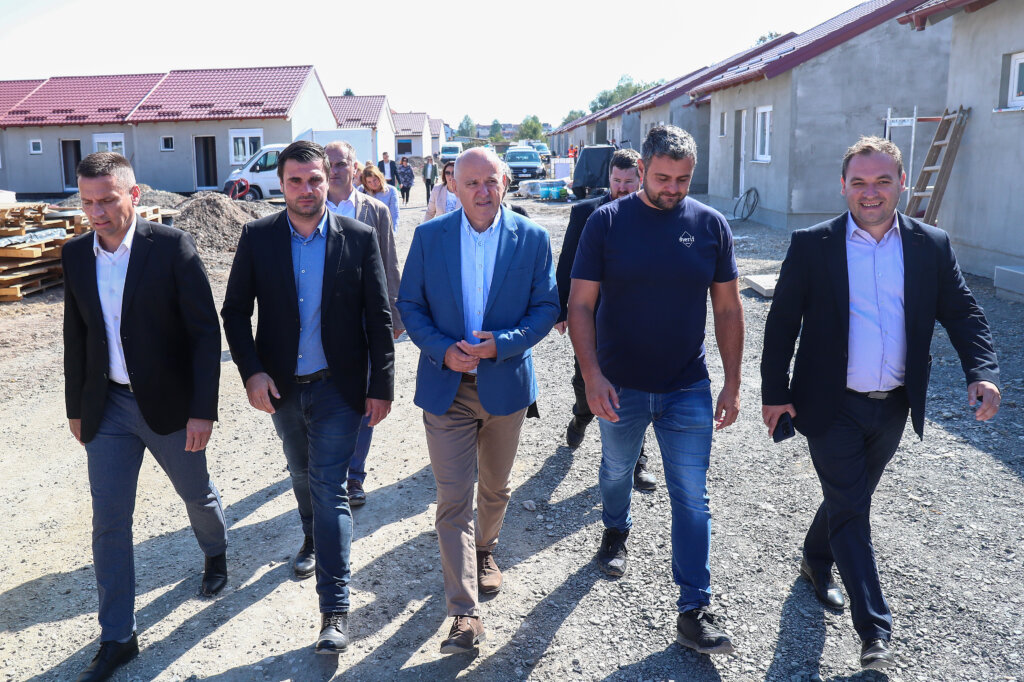 Glina: Ministar Bačić obišao gradilište drvenih kuća
