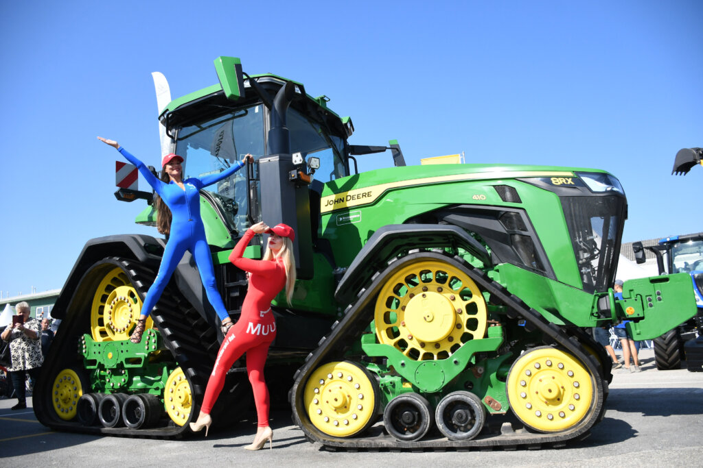 Bjelovar: Najskuplji primjerak na sajmu je traktor gusjeničar John Deere 8RX 410 vrijedan 479.000 eura bez PDV-a