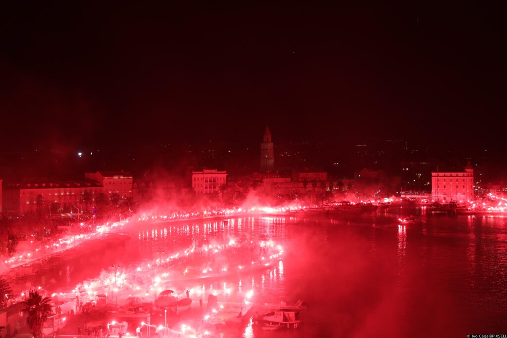 [VIDEO] Torcida spektakularnom bakljadom obilježila 100 tisuća članova Hajduka