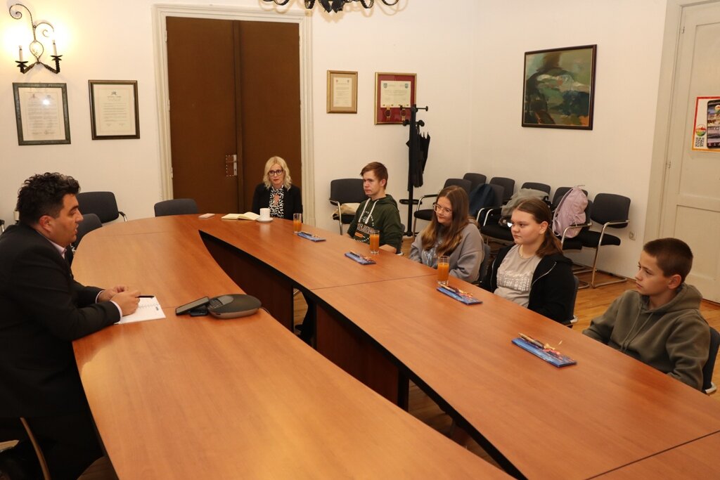 [FOTO] Gradonačelnik Rajn održao je sastanak s članovima Dječjeg gradskog vijeća Križevci