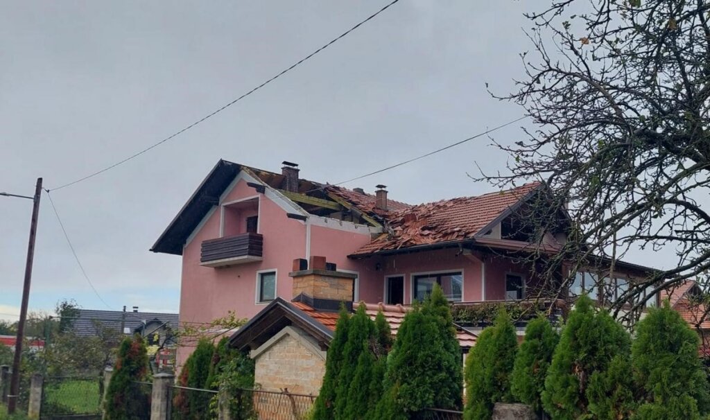 Olujni vjetar uništio 30-ak krovova obiteljskih kuća u Zagorju