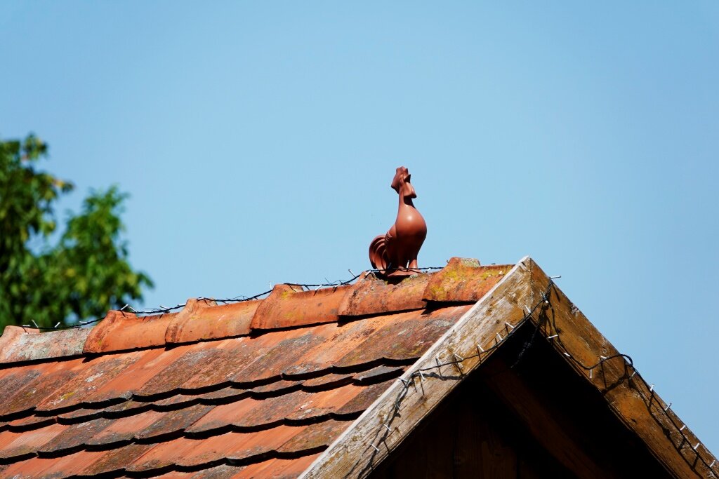 Grad Đurđevac nastavlja sufinancirati postavljanje stiliziranog pijevca na krov