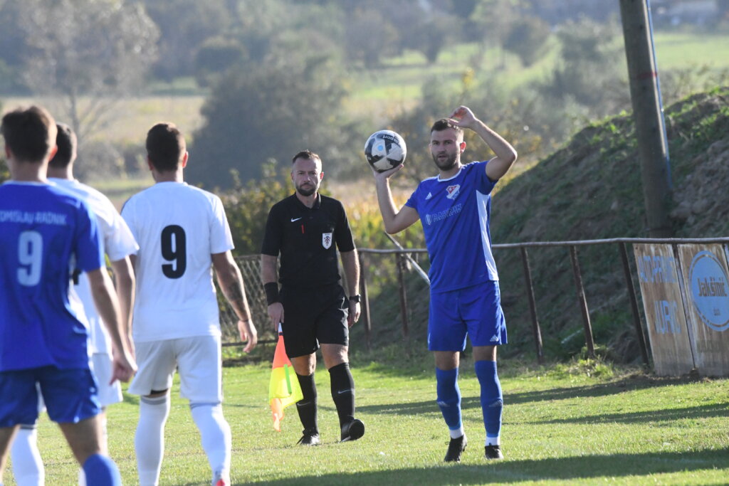 NOGOMET – 1. ŽNL Tomislav Radnik u nedjeljnoj matineji u Đelekovcu, derbi Močila i Prugovca