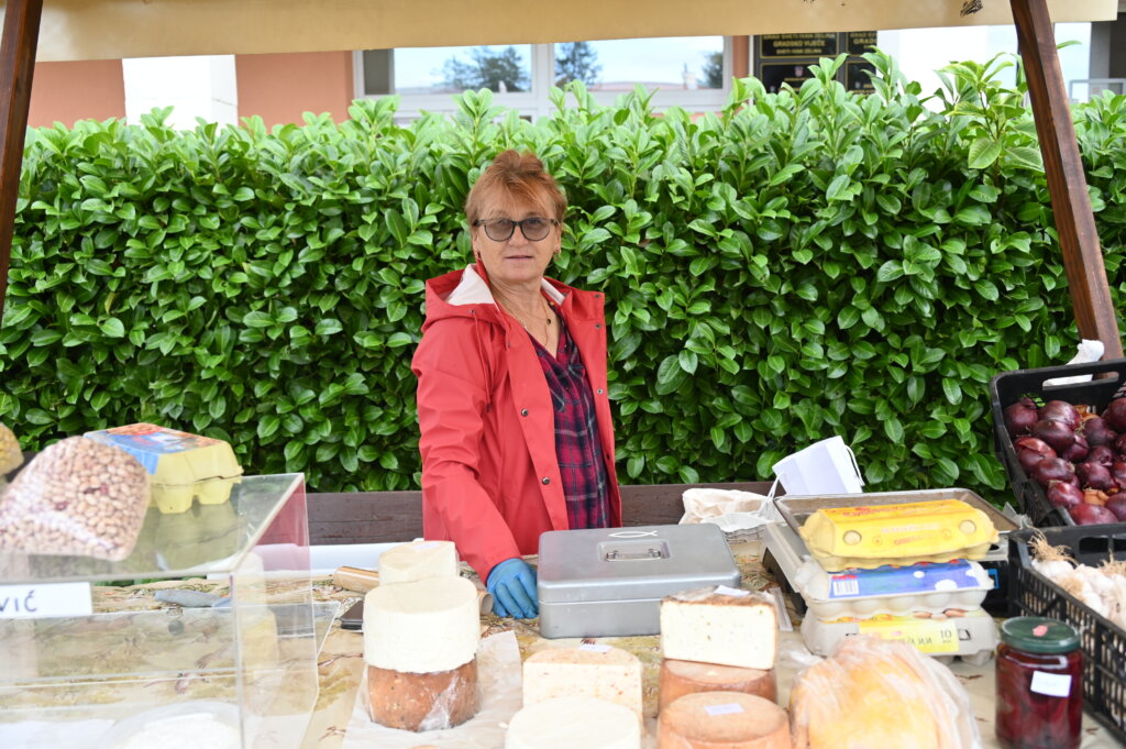 Marina Crneković radi sir, tjesteninu, prodaje povrće i suhomesnate proizvode: “Sir prodajem i za jedan hotel”