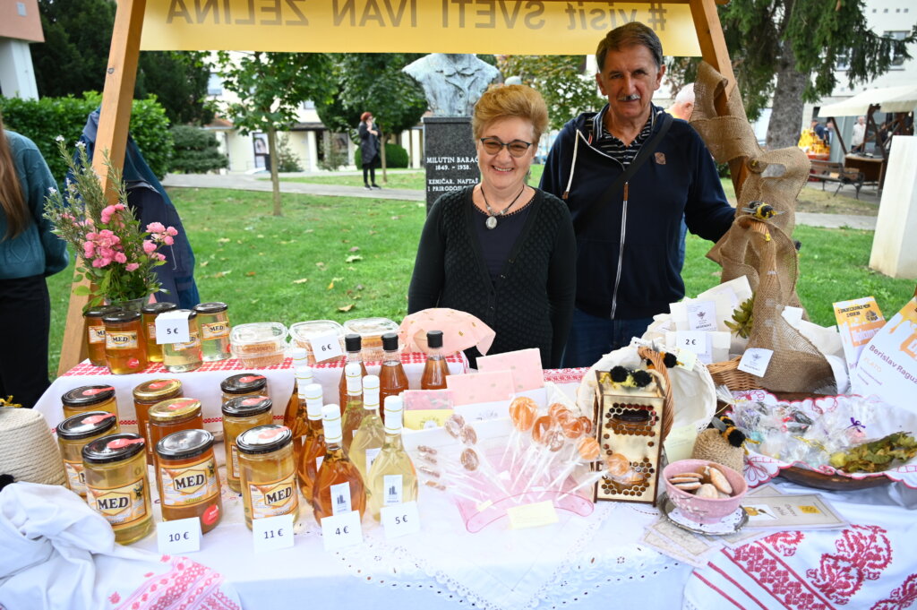 [FOTO] Vlatka Raguž iz Križevaca: Imamo cvjetni i bagremov med, a radimo i medenjake po receptu moje bake