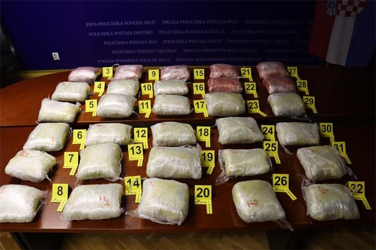 Brodom iz Crne Gore krijumčarili 250 kilograma marihuane