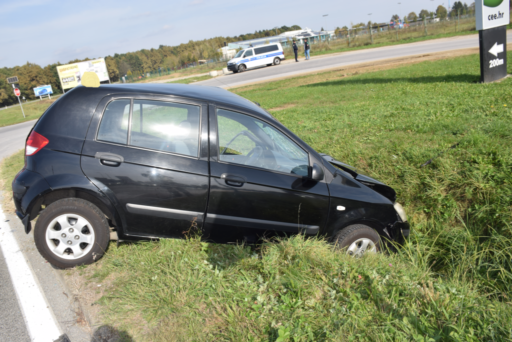 U prometnoj nesreći poginuo 77-godišnji vozač, u njegov automobil na raskrižju udario šleper