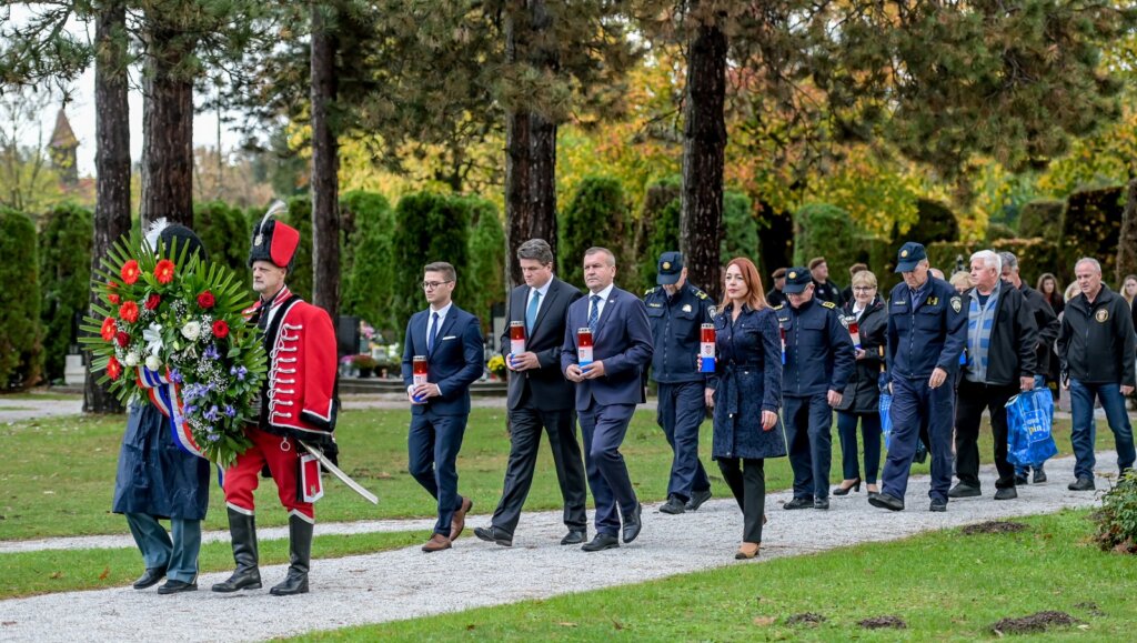 [FOTO] Uoči blagdana Svih svetih izaslanstva Varaždinske županije i Grada Varaždina te članovi udruga branitelja položili vijence na varaždinskom groblju