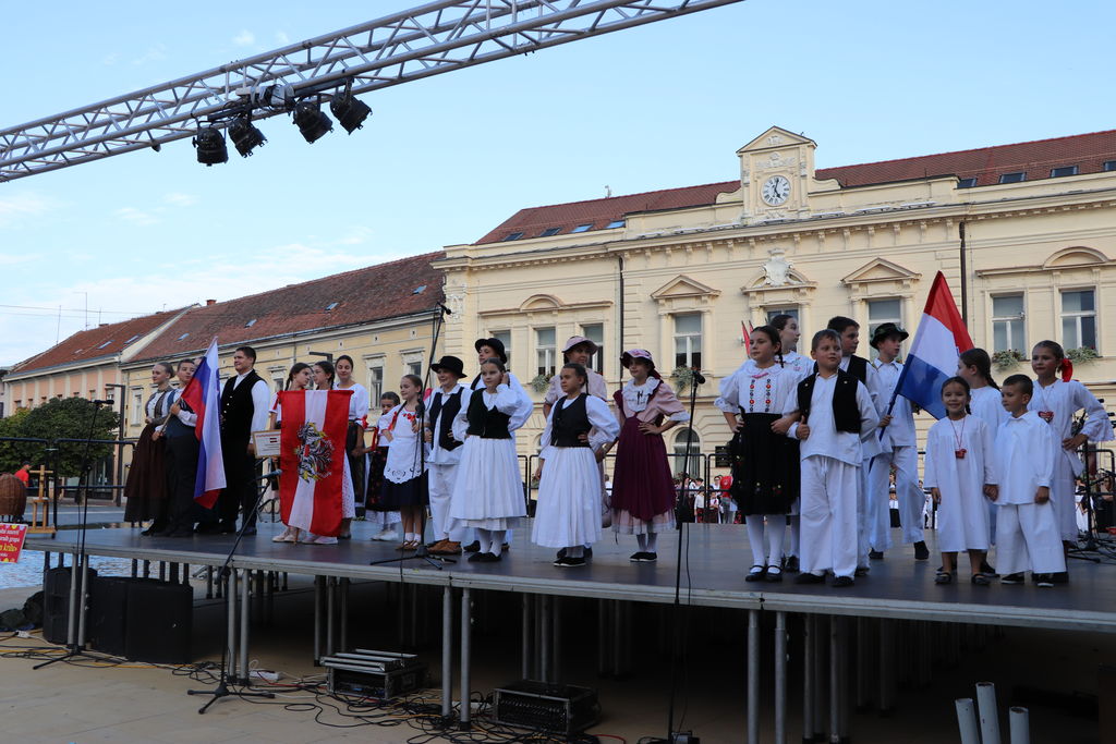 [FOTO] Uspješno održani 15. Međunarodni susreti dječjih folklornih grupa „U bakinom krilu“ u Koprivnici