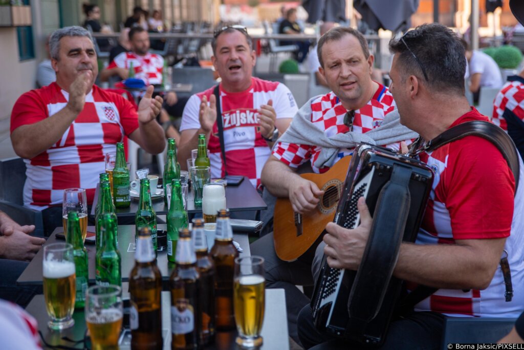 [VIDEO] Odlična atmosfera uoči utakmice između Hrvatske i Turske, krenula je i pjesma