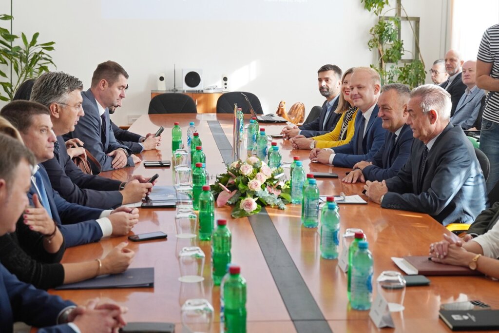 [FOTO] Premijer Plenković stigao u Koprivnicu: Sastao se sa županijskim i gradskim predstavnicima te posjetio Podravku