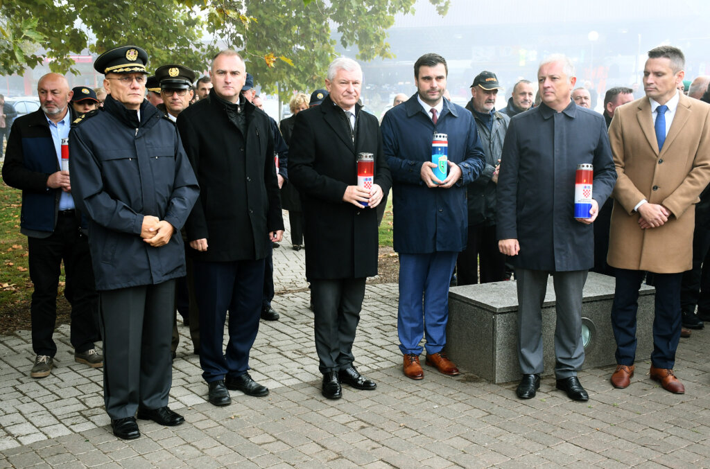 Sisak: Upaljene svijeće na spomeniku povodom Dana hrvatskih branitelja Sisačko moslavačke županije