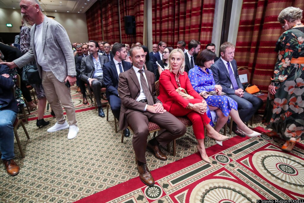 [VIDEO] Brojna poznata lica na predstavljanju knjige „Sudnji dani“ autora Petera Čeferina i Vasje Jagera