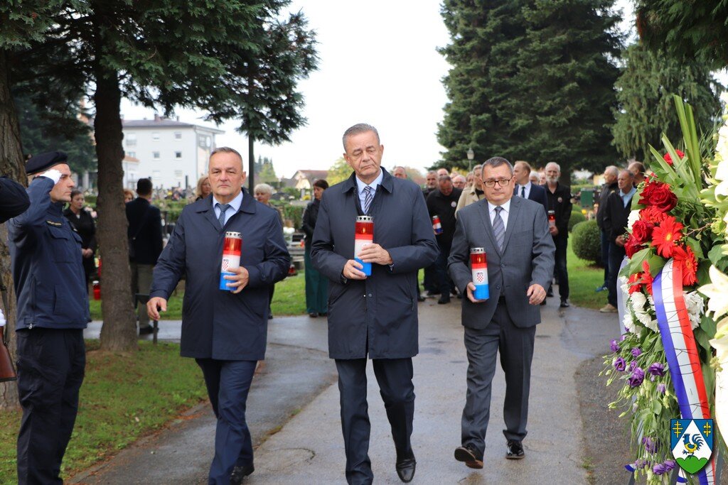 [FOTO] Uoči blagdana Svih svetih i Dušnog dana na koprivničkom gradskom groblju položeni vijenci i zapaljene svijeće