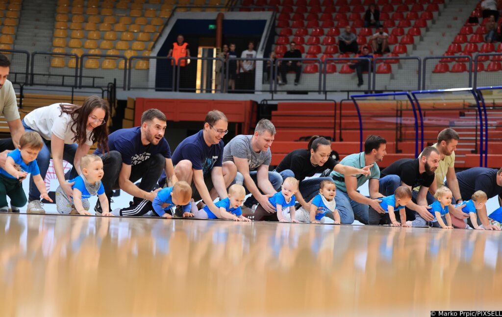 Zagreb: U poluvremenu utakmice KK Dinamo Zagreb - KK Cedevita održana je utrka beba
