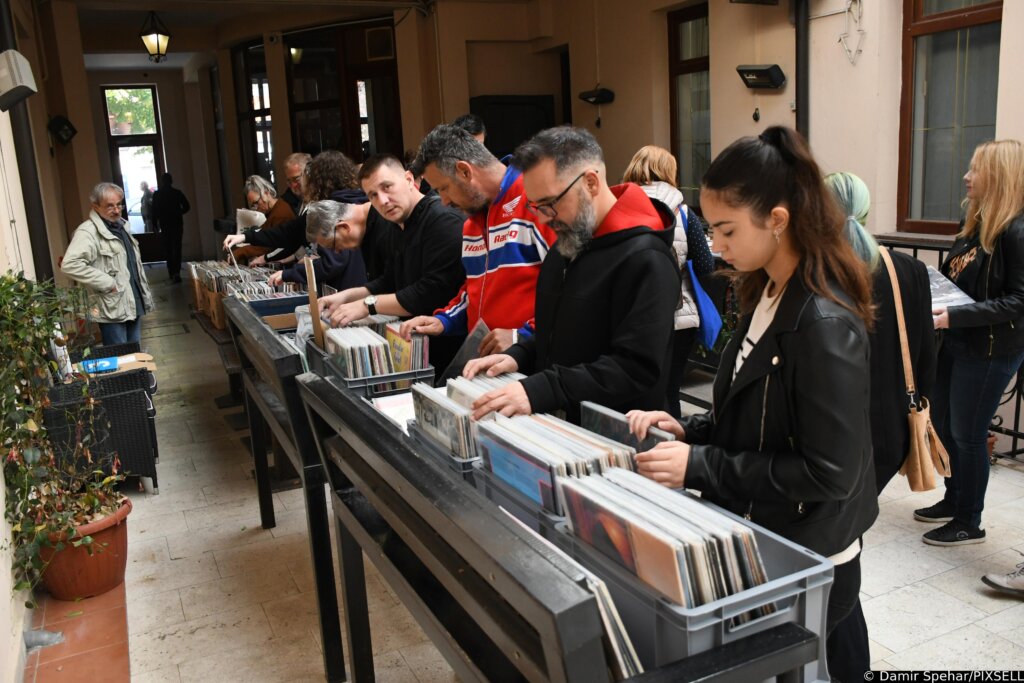 [VIDEO] U Bjelovaru održana Vinilija, sajam gramofonskih ploča, CD-ova, knjiga i stripova