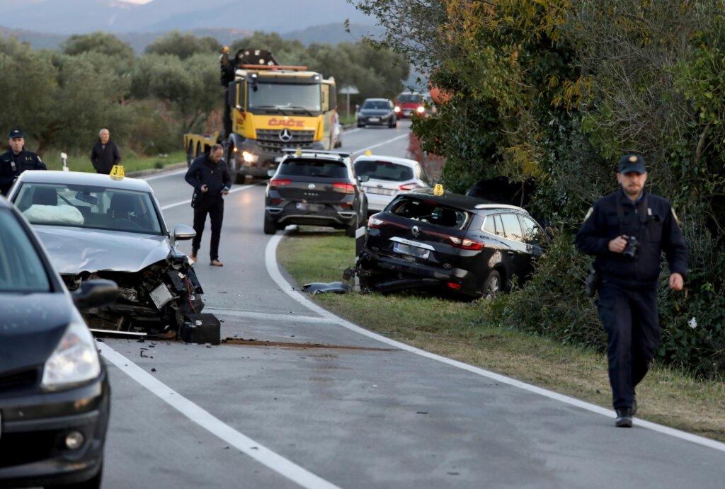 Šest vozila sudjelovalo u prometnoj nesreći