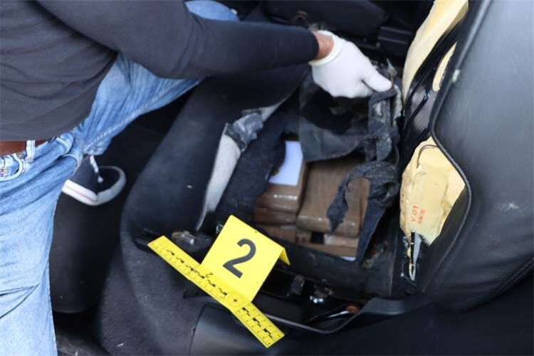 [FOTO] Policija u vozilu visoke klase pronašla gotovo 20 kg kokaina visoke čistoće
