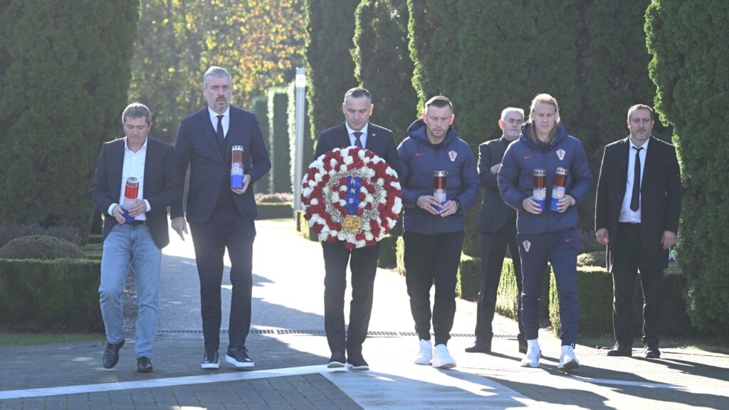 Delegacija Hrvatskog nogometnog saveza i “Vatrenih” u Vukovaru odala počast žrtvama iz Domovinskog rata