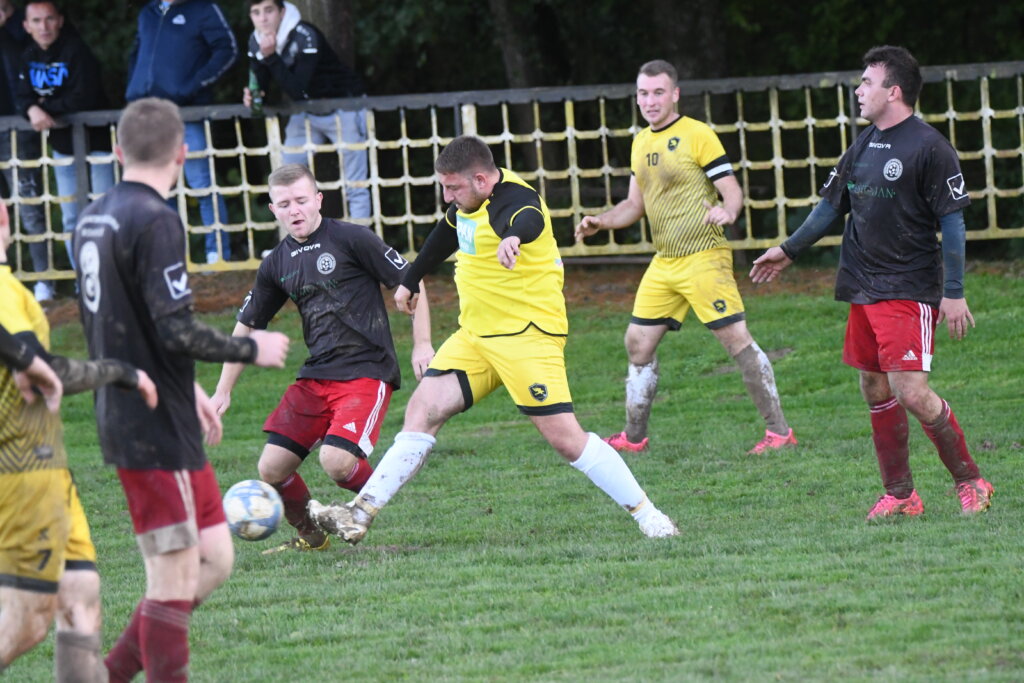 NOGOMET 3. ŽNL KRIŽEVCI Bojovnici nadjačali Radnički, visoka pobjeda Carevdarčana, Rataru pobjeda nad Dragovoljcem, Raven rutinski s Poletom