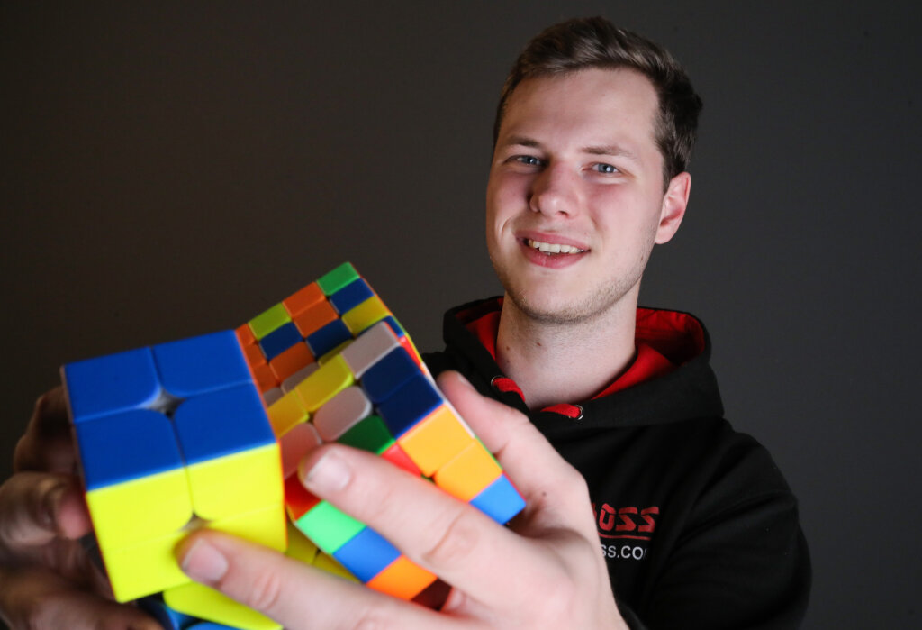 [VIDEO] David je hrvatski rekorder u slaganju Rubikove kocke, složi je za samo 5,55 sekundi