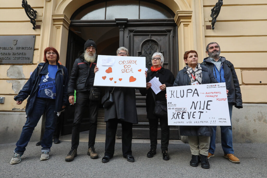 Prosvjed “Klupa nije krevet”: Zagreb nije osigurao trajno prenoćište za beskućnike