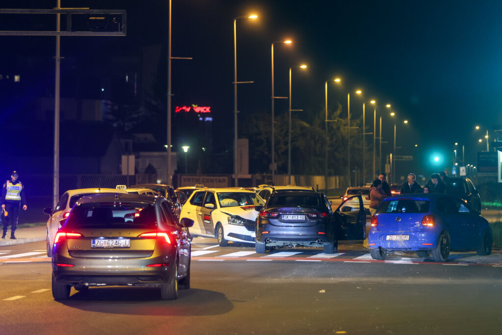Zagreb: Nekoliko vozila sudjelovalo u prometnoj nesreći na Aveniji Većeslava Holjevca