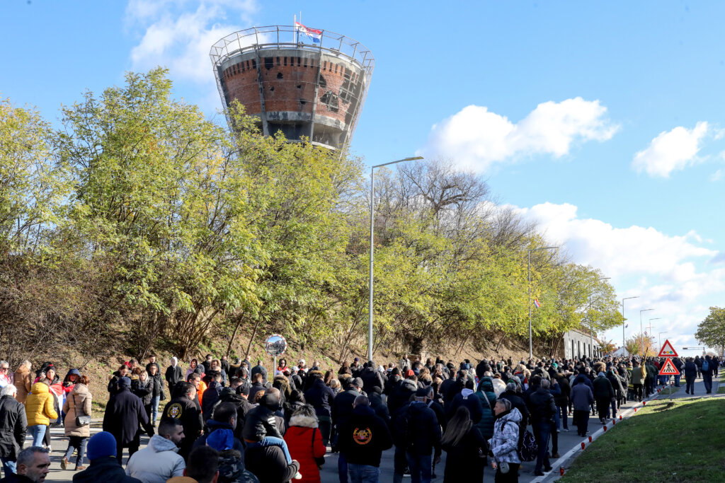 Nekoliko desetaka tisuća ljudi u tužnoj Kolona sjećanja u Vukovaru