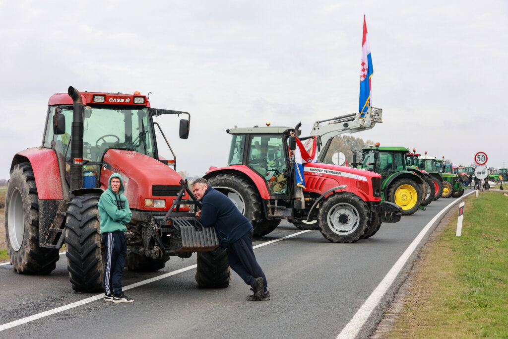 Nezadovoljni seljaci jutros blokirali prometnice i granični prijelaz Županja - Orašje