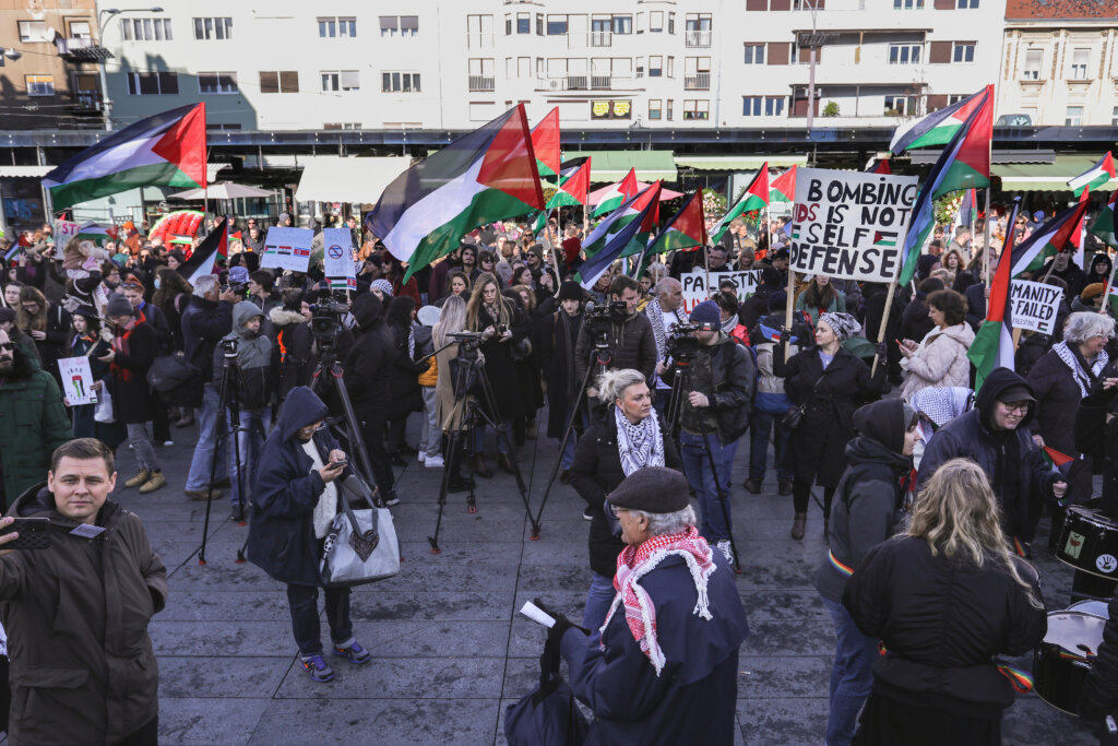 Zagreb: Inicijativa Za Slobodnu Palestinu Održala Je Mirni Skup Pod Nazivom "ne U Naše Ime Mir I Sloboda Palestini"
