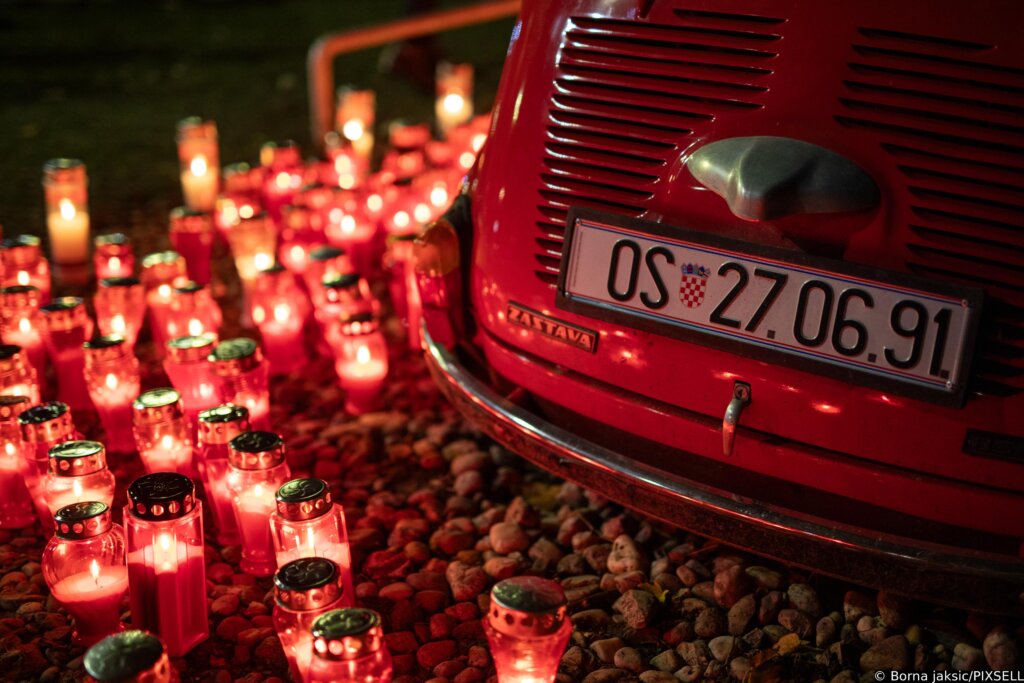 Osijek: Kod crvenog fiće koji gazi tenk zapaljene svijeće u sjećanje na Vukovar
