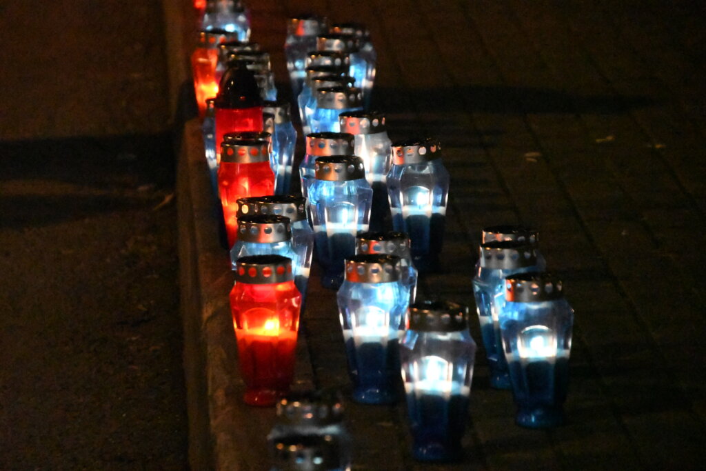 Učenici 34 osnovne i srednje osječke škole upalili svijeće duž Vukovarske ulice