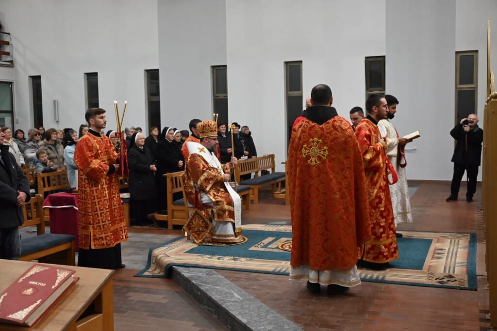 Vladika Stipić služio liturgiju za žrtve Domovinskog rata