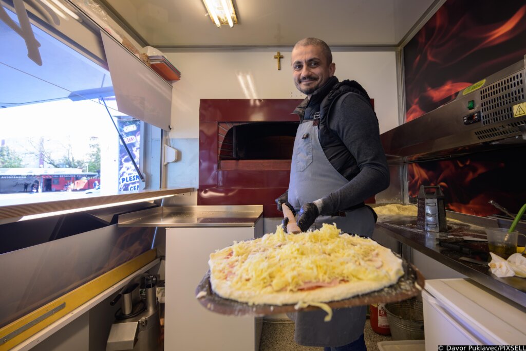 Zagreb: Živa vatra, prve mobilna pizzerija s krušnom peči  na drva
