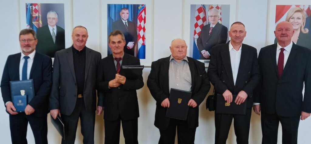 [FOTO] Predsjednik Milanović odlikovao pripadnike Udruge ratne postrojbe policije Križevci