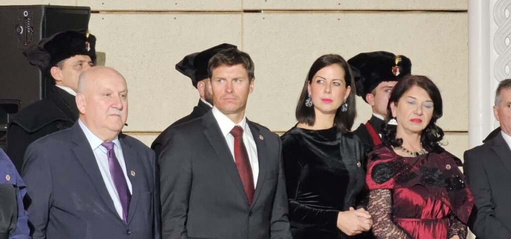 IMG-019c77bab2e63012bcb18625215c2273-V