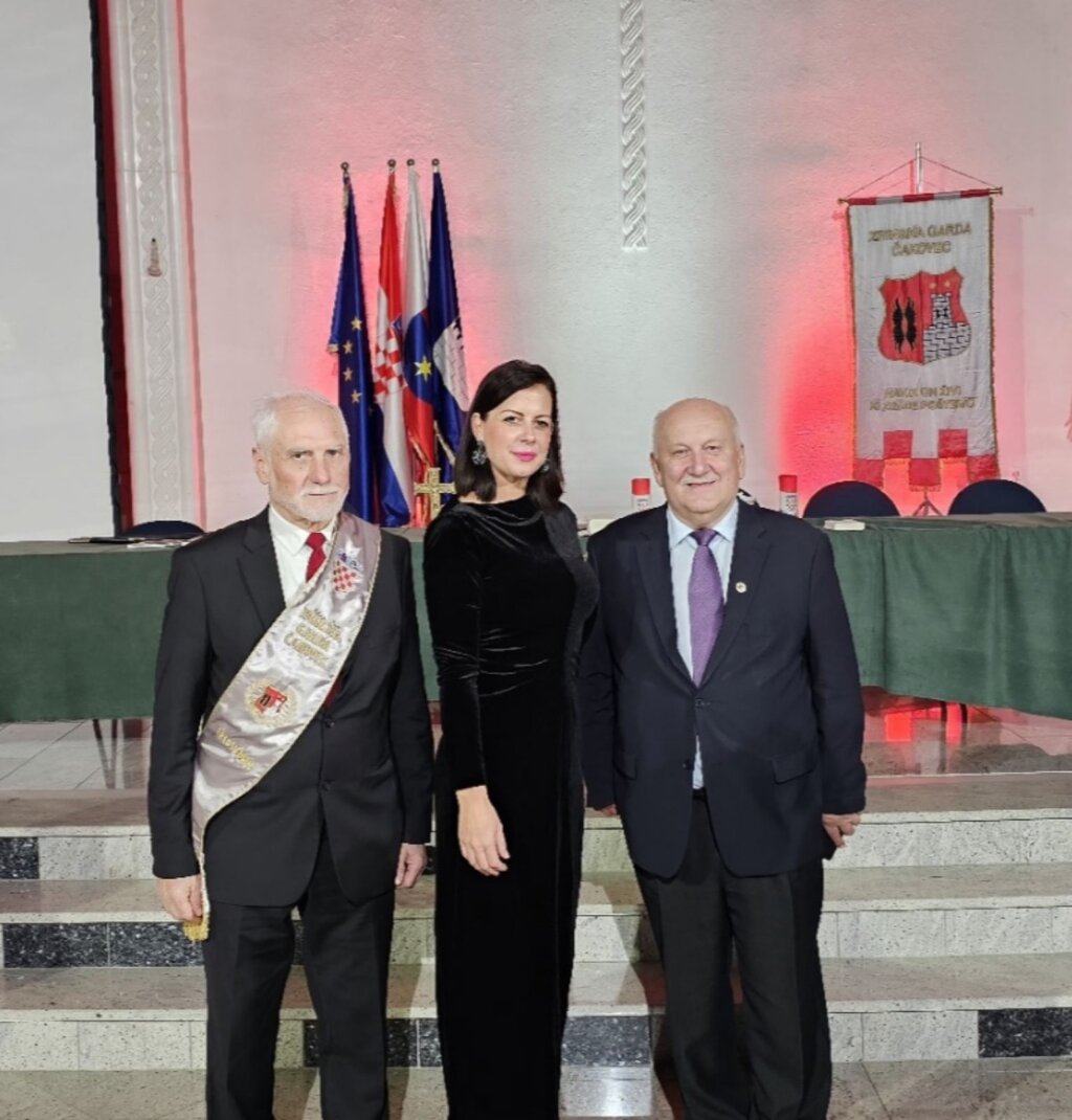 IMG-c257bde459d34a420c2d1c0a13cc7897-V