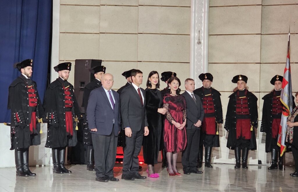 IMG-e5195507ff764b05a6cfb0bb33392b2f-V