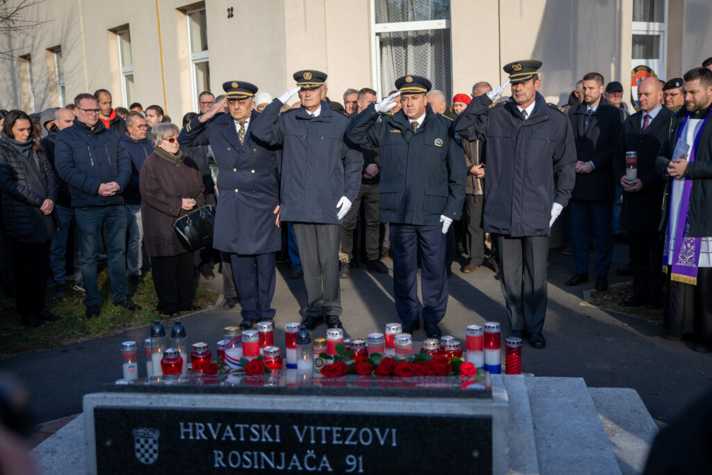 Odavanjem počasti poginulima u šumi Rosinjača Osijek obilježio Dan obrane grada