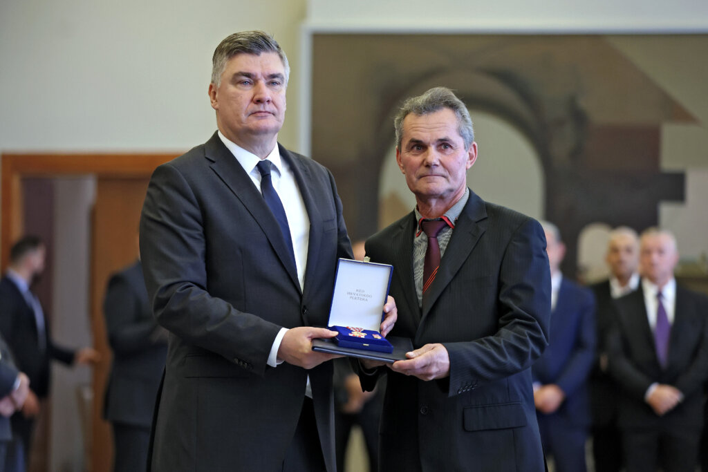 Zagreb: Predsjednik Milanovi? uru?io odlikovanja braniteljima Domovinskog rata na sve?anom prijemu